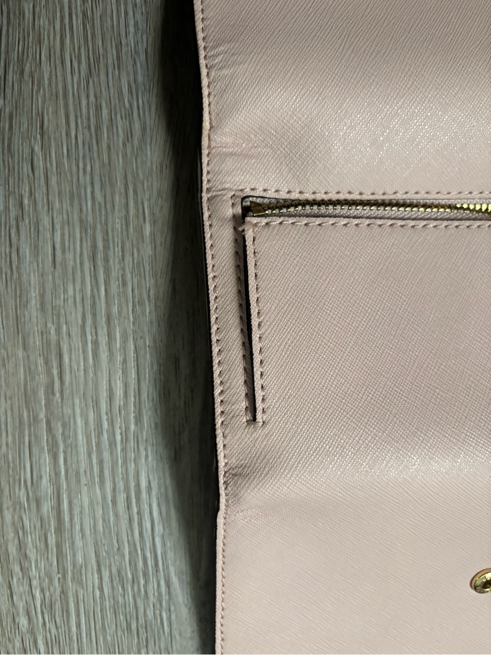 Michael Kors Pale Pink Saffiano Leather Wallet with Gold Logo - Picture 5 of 6